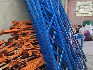 ELEVADOR ELÉTRICO DE CARGA, CAP. 300 KG E APROX. 200 POSIÇÕES DE ESTANTES PRATELEIRAS MODULARES EM AÇO CARBONO (Ref.: ABD/ACH) — leilão em São João Batista/SC (foto 21)