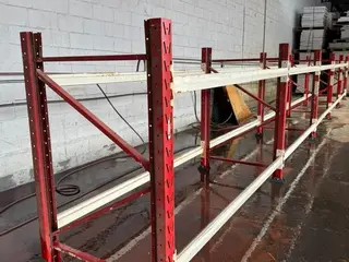 5 MÓDULOS DE PRATELEIRAS REFORÇADA DISTRIBUÍDAS EM 6 MONTANTES COM APROXIMADO 1,50 MTS E 20 LONGARINAS COM 2,30 MTS PERFAZENDO APROXIMADAMENTE 12,00 MTS LINEAR (Ref.: MKR) — leilão em São Paulo (foto 8)