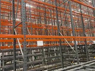 96 POSIÇÕES DE PORTA PALLETS COM 4,40 MTS DISTRIBUÍDO EM 13 MONTANTES COM 4,40 MTS DE ALTURA E 72 LONGARINAS COM 2,30 MTS, PERFAZENDO 12 MÓDULOS (Ref.: TKS) — leilão em São Paulo (foto 6)