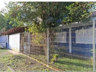 Terreno com área de 1.077,00m², contendo uma casa com piscina, localizado na Avenida Panamérica, nº 533 Pontal do Sul/Pontal do Paraná/PR — leilão em Pontal do Paraná/PR