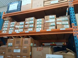 EQPTOS DE TI: CABOS, CONVERSORES DE MÍDIA, DISTRIBUIDORES ÓPTICOS, FECHADURAS EM TRIÂNGULO, FILTROS DE LINHA, FONTES, PLACAS, IMPRESSORAS E OUTROS (APROX. 2.158 PÇS) (Ref.: MAA) — leilão em Assis/SP (foto 34)