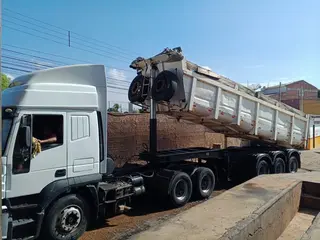Caminhão Cavalo Mecânico Iveco STRALISHD 570S38TN Branco 2007 com pneus novos — leilão em Natal/RN (foto 8)