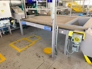 02 MESAS DE SELEÇÃO E INSPEÇÃO MANUAL COM ESTRUTURA METÁLICA, COMPOSTA POR DUAS ESTEIRAS TRANSPORTADORAS LATERAI E UMA ESTEIRA CENTRAL, ANO 2014 (Ref.: 1-233/ 1-232) — leilão em Paracatu/MG