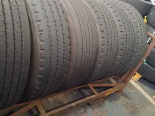 06 PNEUS 295/80 COM RODA DE FERRO (Ref.: DR319) — leilão em São Bernardo do Campo (foto 4)