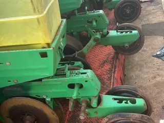 PLATAFORMA COM ELEVADOR HIDRÁULICO + PLANTADEIRA JOHN DEERE 11 LINHAS CONJUNTO COMPLETO — leilão em Francisco Beltrão/PR (foto 17)