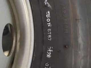 06 PNEUS 295/80 R22.5 COM RODA DE FERRO (Ref.: DR258) — leilão em São Bernardo do Campo (foto 9)