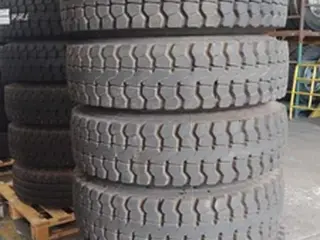 18 PNEUS (USADOS) 295/80R22.5 PIRELLI, COM RODA DE FERRO TIPO: I (Ref.: DR561) — leilão em São Bernardo do Campo/SP