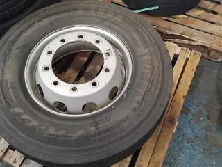 06 PNEUS 295/80 COM RODA DE FERRO (Ref.: DR319) — leilão em São Bernardo do Campo (foto 5)