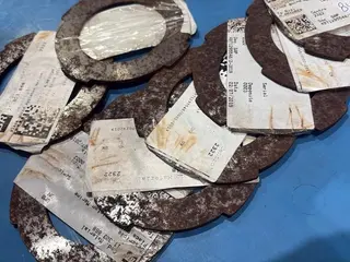 PLACA, ARRUELA ESPECÍFICA, BUCHA E OUTROS — leilão em Macaé/RJ (foto 43)