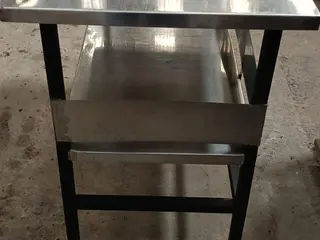 MESA EM AÇO INOX COM OS PÉS DE FERRO E DUAS DIVISÃO MEDIDAS — leilão em Santo André/SP (foto 3)
