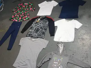 MAIÔS, ROUPAS INFANTIS, CAMISAS FEMININAS DIVERSAS E OUTROS (71 PÇ) (Ref.: SO110/SO129/SO130) — leilão em São Paulo (foto 16)