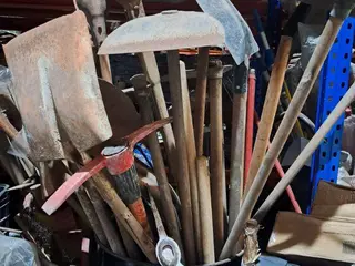 ALAVANCAS DE AÇO 1,8 METROS, BOMBAS DE TESTE, CABOS DE AÇO PARA IÇAMENTO, CAIXAS DE FERRAMENTA 05 GAVETAS VAZIAS, CAIXAS PARA MONTAGEM DE PAINEL ELÉTRICO, CHIBANCAS, ENXADAS, FITAS PARA CINTAMENTO, PÁ QUADRADA, TAMBORES METÁLICOS (APROX.: 174 PÇ) (Ref.: A — leilão em Uberaba/MG (foto 21)