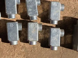 SUCATA DE CONDULETE, CAIXA COMUTADORA, PLUG MACHO, UNIDADE SELADORA E OUTROS (APROX. 309 PÇ) (Ref.: 24° LOTE) — leilão em Capinópolis/MG (foto 20)
