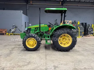 Trator John Deere 5070E 4x4 Ano 2022 /2023, motor mecânico John Deere 3 cilindros turbo e intercooler de fábrica de 70 cv - 3777 horas — leilão em Artur Nogueira/SP (foto 24)