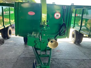 Carreta Forrageira basculante hidráulica (nova) Marca: Cremasco , Modelo: ENCAR 4800 Plus com Ensiladeira acoplada — leilão em Artur Nogueira/SP (foto 4)