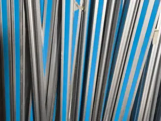 Lote com 40 barras de perfil de alumínio, 1m, para pequenos projetos — leilão em Itapevi/SP (foto 3)