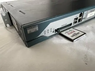ROTEADOR CISCO 2811 ,MEMÓRIA RAM DE 256 MB, SAÍDAS INTERFACE FASTETHERNET, SLOTS SERIAIS (REF. HVW) (01 PÇ) (Ref.: 1057) — leilão em Santo André/SP (foto 8)