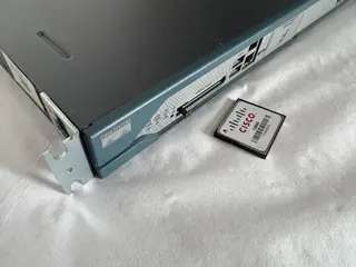 ROTEADOR CISCO 2811,MEMORIA RAM DE 256 MB;SAÍDAS INTERFACE FASTETHERNET,SLOTS SERIAIS, (REF. HXE) (01 PÇ) (Ref.: 1059) — leilão em Santo André/SP (foto 3)