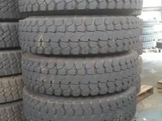 18 PNEUS (USADOS) 295/80R22.5 PIRELLI, COM RODA DE FERRO TIPO: I (Ref.: DR558) — leilão em São Bernardo do Campo/SP