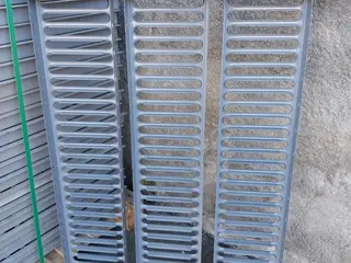 50 GRADIL EM AÇO COM APROX 1,10 X 0,80 - ( GRADIL EM AÇO SEMI-NOVO ) (Ref.: 21597) — leilão em São Paulo (foto 3)