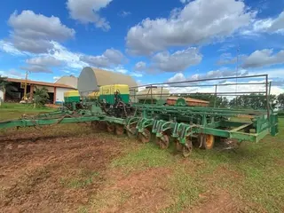 PLANTADEIRA DE GRÃOS JOHN DEERE 2100 DF 30 LINHAS, ANO AQUIS.: 2013, SÉRIE: 1CQ2130ACD0000569 (Ref: LIM202500182) — leilão em Campo Novo do Parecis/MT (foto 2)