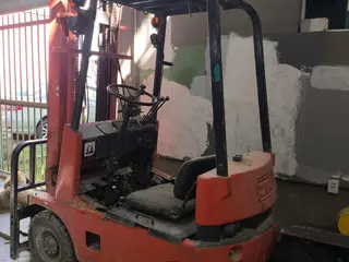 EMPILHADEIRA máquina para 2 toneladas Pneus bons, hidráulicos dos garfos e torre sem vazamentos — leilão em Natal/RN (foto 3)