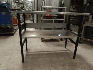 MESA EM AÇO INOX COM OS PÉS DE FERRO E DUAS DIVISÃO MEDIDAS — leilão em Santo André/SP (foto 5)