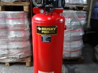 01 COMPRESSOR DE AR HUSKY PRO 135 PSI VERTICAL — leilão em São Caetano do Sul