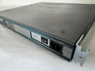ROTEADOR CISCO 2811,MEMORIA RAM DE 256 MB;SAÍDAS INTERFACE FASTETHERNET,SLOTS SERIAIS, (REF. HXE) (01 PÇ) (Ref.: 1059) — leilão em Santo André/SP (foto 8)