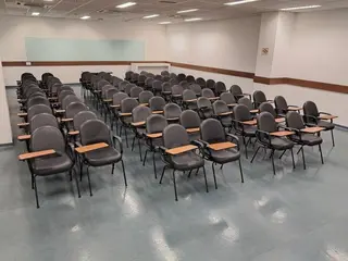 CADEIRAS UNIVERSITÁRIAS COM PRANCHETA (DESTRO) (APROX. 80 PÇ) (Ref.: JJP) — leilão em São Paulo (foto 7)