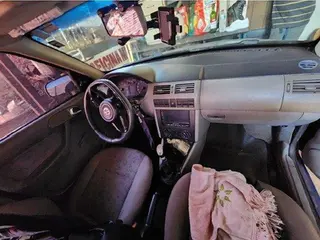 veículo Marca/Modelo VW/GOL V PLUS, cano fabricação/modelo 2001/2001, cor azul — leilão em Bandeirantes/PR (foto 35)