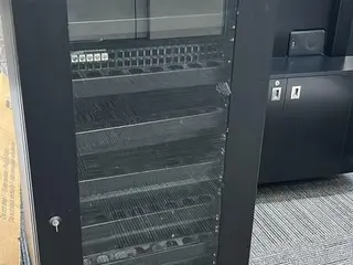 RACKS E TELAS PROJETORAS (08 PÇS) — leilão em São Paulo