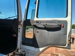 FORD CARGO MODELO 6332 E - 6 X 4 - MOTOR CUMMINS ISC TRAÇADO - ANO 2010/2010 - BRANCA - DIESEL - IMPLEMENTO: MUNCK MASAL 30 TONELADAS, 3 LANÇAS HIDRÁULICAS E 2 MANUAL. — leilão em Atibaia (foto 8)