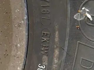 06 PNEUS 295/80 R22.5 COM RODA DE ALUMINIO (Ref.: DR332) — leilão em São Bernardo do Campo (foto 7)
