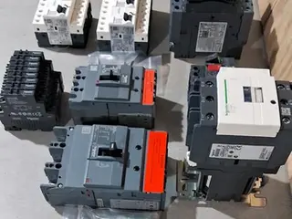 PÇS. DIVERSAS SCHNEIDER, CONTATORES E OUTROS, (SEM USO) (Ref.: 70) — leilão em Guarulhos (foto 2)