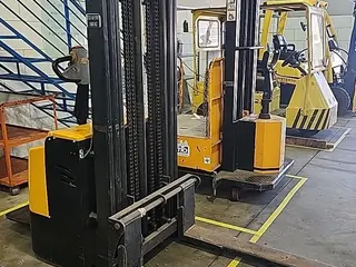 EMPILHADEIRA ELÉTRICA PATOLADA IMPORTADA LN-S3-24 ANO: 2015 — leilão em Maravilha/SC (foto 4)