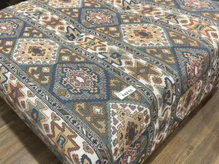 PUFF EM TECIDO INCA - MEDIDAS APROX. (A X L X C) : 42X100X100 - CÓDIGO: 14210 — leilão em São Paulo (foto 2)