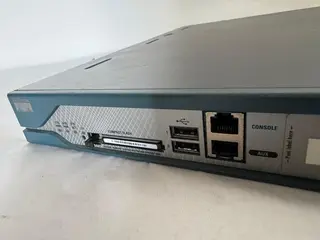 ROTEADOR CISCO 2811 ,MEMÓRIA RAM DE 256 MB, SAÍDAS INTERFACE FASTETHERNET, SLOTS SERIAIS (REF. HVW) (01 PÇ) (Ref.: 1057) — leilão em Santo André/SP (foto 6)