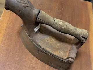 FERRO DE PASSAR ROUPA ANTIGO EM FERRO FUNDIDO ID #3765219 — leilão em Uberaba/MG (foto 3)