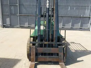 EMPILHADEIRA CLARK C300HY CAP 2,5 TON (Ref.: 21630) — leilão em São Paulo (foto 4)