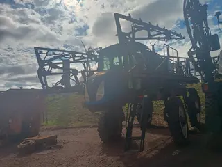 PULVERIZADOR AUTOPROPELIDO NEW HOLLAND SP 2500 4x4, ANO AQUIS.: 2020, CAP: 2.500L, SÉRIE: PRCYS250TKPC03572 (Ref: 1688000) — leilão em Quirinópolis/GO