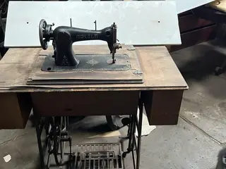 Máquina de Costura Antiga Aduila com Gabinete de Madeira — leilão em São Paulo/SP