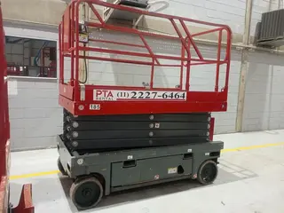 PLATAFORMA ELEVATÓRIA TIPO TESOURA ELÉTRICA HAULOTTE COMPACT 12 4x2, ANO: 2010, CAP: 9,75 Metros, SÉRIE: CE141786 (Ref: DBA / 185) — leilão em Arujá/SP (foto 2)