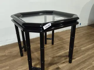 MESA LATERAL EM LACA PRETO COM TAMPO EM VIDRO - MEDIDAS APROX. (A X L X C) : 55X59X59 - CÓDIGO: 14146 — leilão em São Paulo