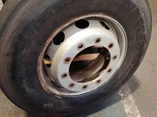 09 UNIDADES DE- PNEUS 295 RODA FERRO/ RECUPERAÇÃO/REFORMA / MARCA: DIVERSOS TIPO IV.. (Ref.: DR501) — leilão em São Bernardo do Campo (foto 13)