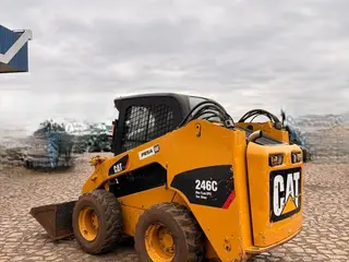 MINI CARREGADEIRA CATERPILLAR 246C ANO: 2011 — leilão em Chapecó/SC (foto 6)