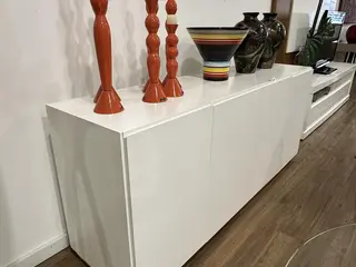 BUFFET BRANCO COM 4 PORTAS E 4 GAVETAS - MEDIDAS APROX. (A X L X C) : 180X50 - CÓDIGO: 14197 — leilão em São Paulo (foto 2)