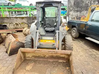 MINI CARREGADEIRA NEW HOLLAND L220 ANO: 2012 — leilão em Joinville/SC