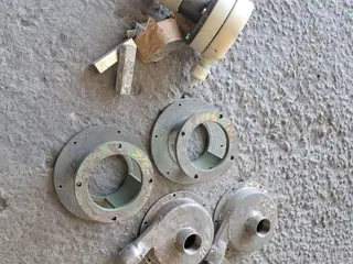 PEÇAS P/ BOMBAS: CABEÇOTE, CARACÓIS, CHAVETAS, EIXOS E OUTROS (APROX. 18 PÇS) — leilão em Maracás/BA (foto 4)