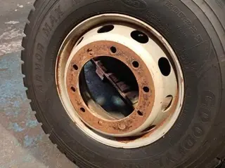 09 UNIDADES DE- PNEUS 295 RODA FERRO USADOS / MARCA: DIVERSOS TIPO II. (Ref.: DR523) — leilão em São Bernardo do Campo (foto 9)